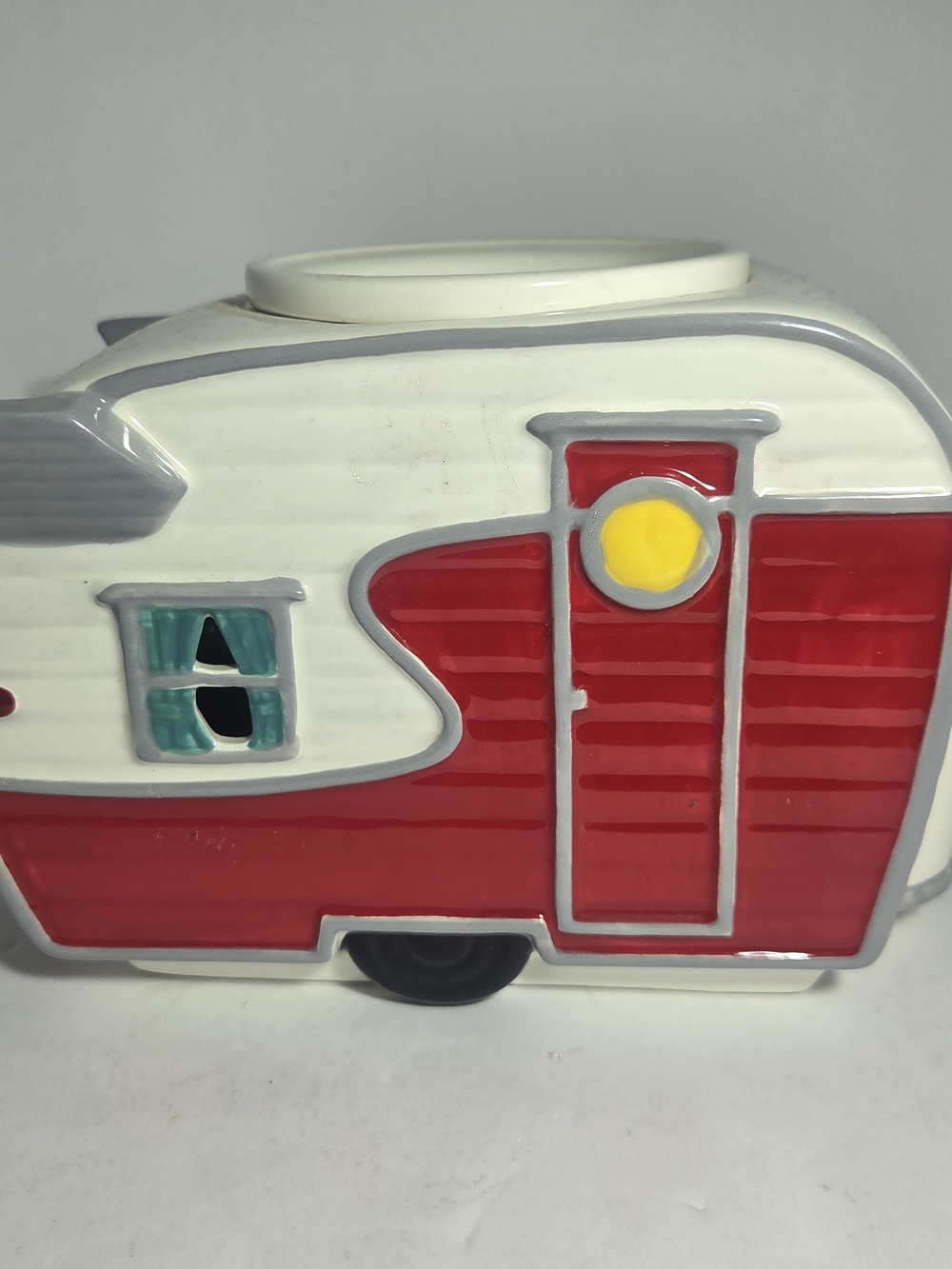 Scentsy Road Less Traveled Retro Camper Wax Warmer Red White Retired Shasta 25W